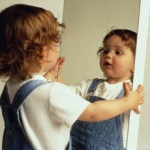 bambino-allo-specchio-crisi-di-identita